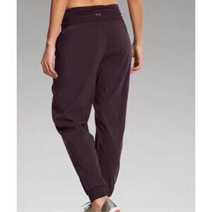 Under Armour AllSeason Gear Women’s Black Jogger Pants Semi-Fitted Size SM/P